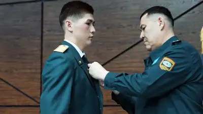 Акмолинского солдата наградили за спасение двоих детей из горящего дома, фото - Новости Zakon.kz от 26.01.2023 09:37