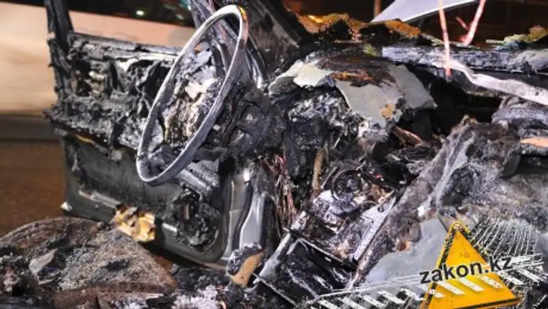 В Алматы автомобиль сгорел напротив пожарной части