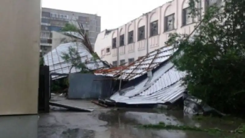 В Семее штормовой ветер повредил линии электропередач, кровли 16 зданий