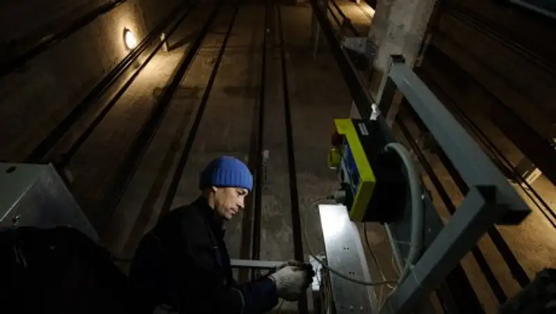 Мужчина погиб при падении лифта в шахту в бизнес-центре в Москве