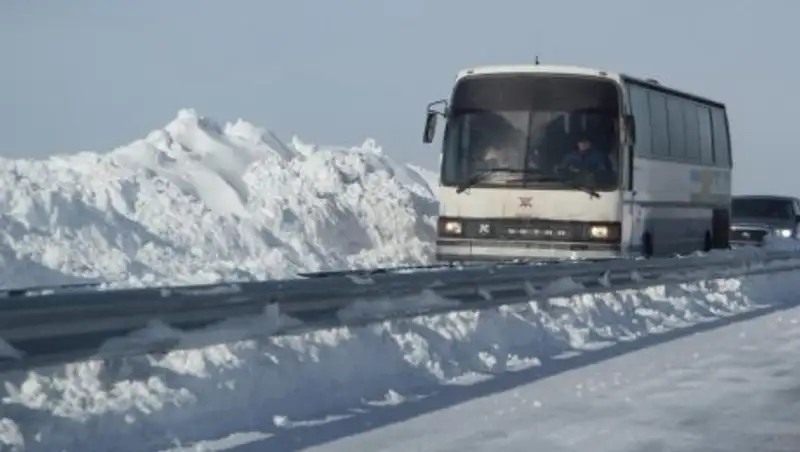 Три автобуса из РФ столкнулись с легковушкой на трассе близ Астаны