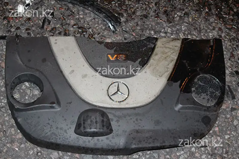 Два Мерседеса не подлежат восстановлению после столкновения на аль-Фараби-Сейфуллина в Алматы (фото), фото - Новости Zakon.kz от 11.07.2013 18:22