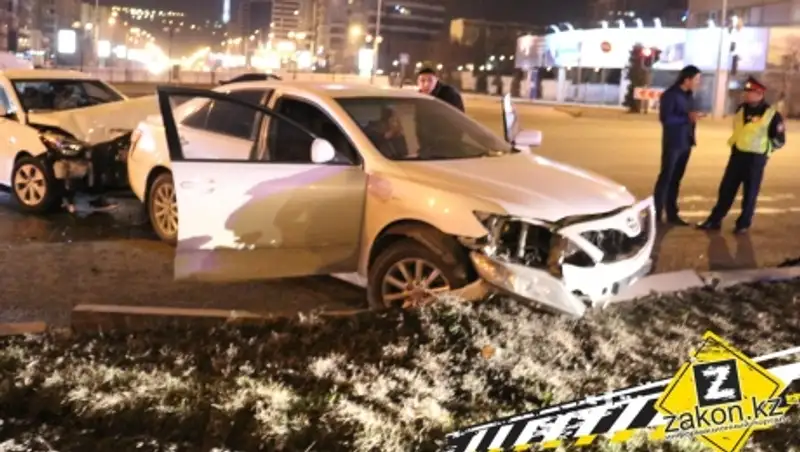 В Алматы после ДТП на перекрестке водители утверждали, что оба ехали на "зеленый"