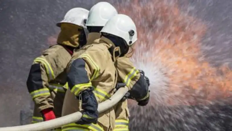 Полицейские вынесли на руках четверых детей из горящей квартиры в Атырауской области