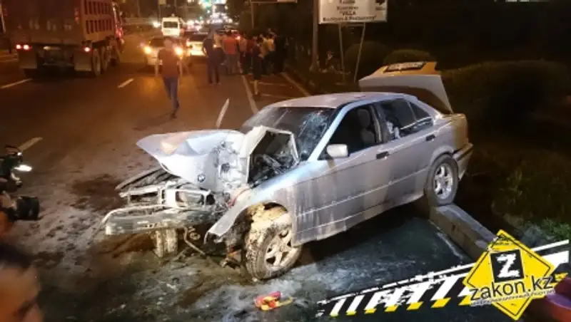 В Алматы во время аварии загорелась машина