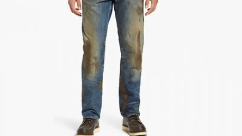 В сети посмеялись над джинсами с фейковой грязью за 400 долларов