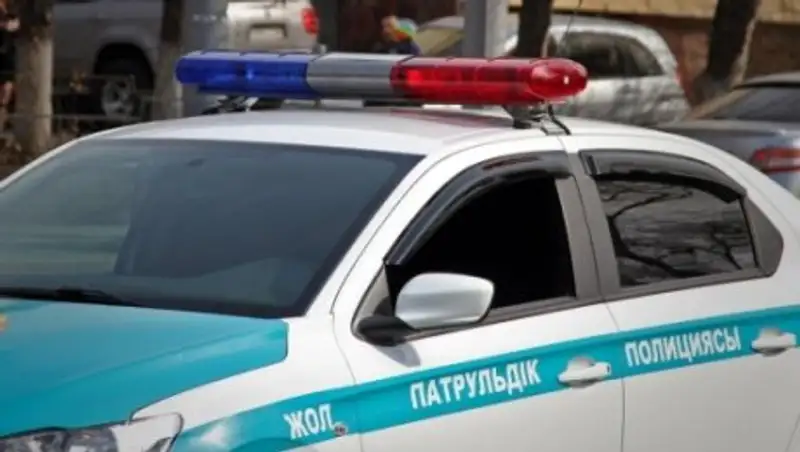 В Алматы уволили полицейского за то, что он не выписал штраф нарушителю