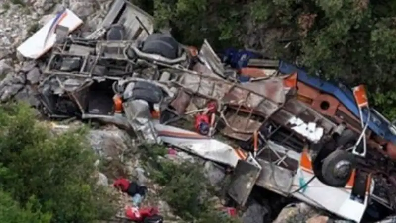 На севере Индии автобус с паломниками упал в ущелье