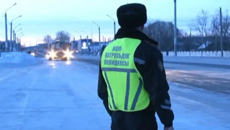 Водитель микроавтобуса с пассажирами пытался скрыться от полицейских