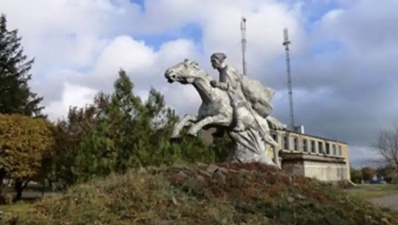 На Украине переименовали памятник Чапаеву