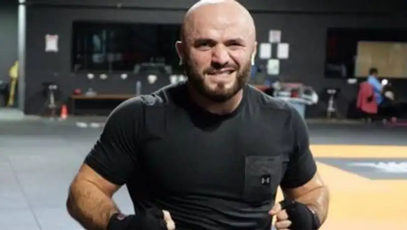 Суд оштрафовал бойца Исмаилова после массовой драки на турнире в Москве