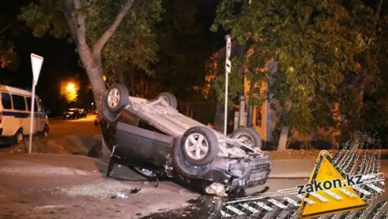 В Алматы перевернулся Nissan, три девушки пострадали