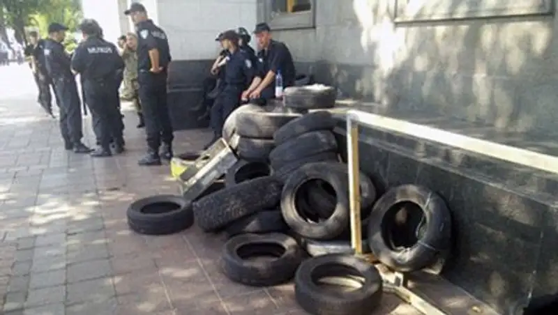 Митинг на Майдане перерос в драку за шины