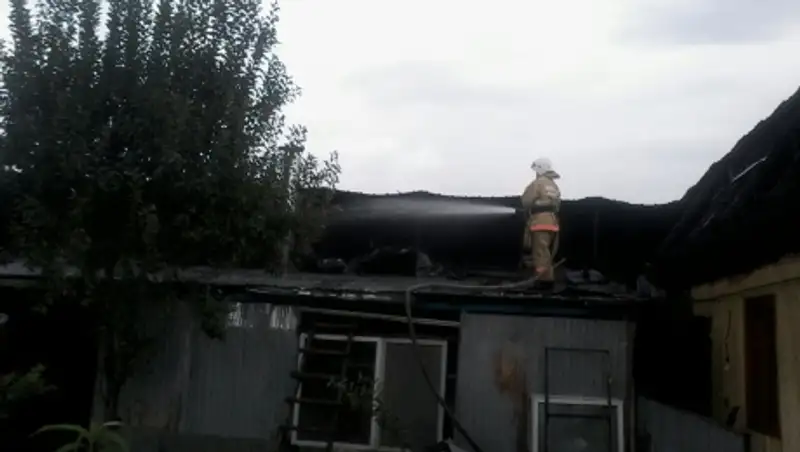 В Алматы сгорела кровля бани на участке жилого дома