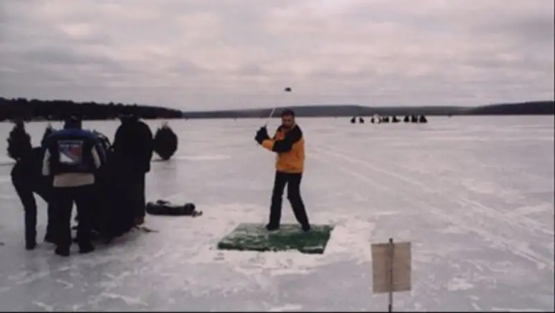 Гольфист провалился под лед совершив неточный удар