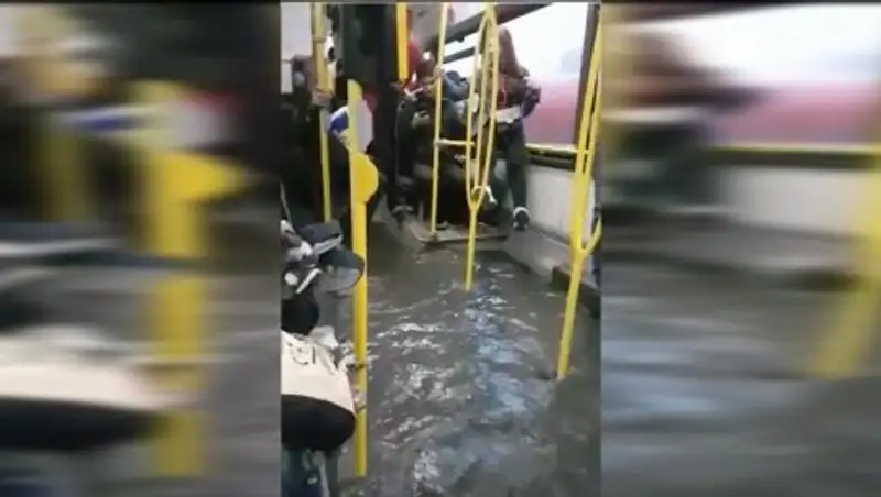 Водителя подтопленного автобуса в Астане восстановили на работе