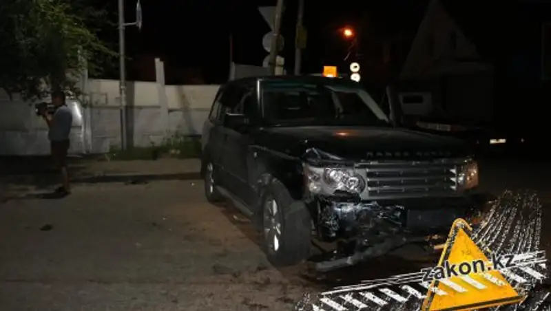 В Алматы водитель Range Rover не заметил знак «Уступи дорогу» и спровоцировал ДТП