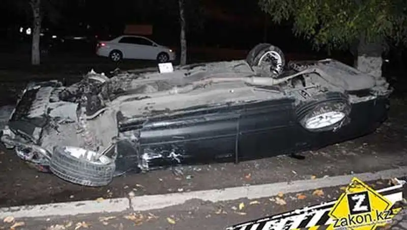 В Алматы лихач на Марк2 не справился с управлением и, перевернув машину, протаранил Тойоту