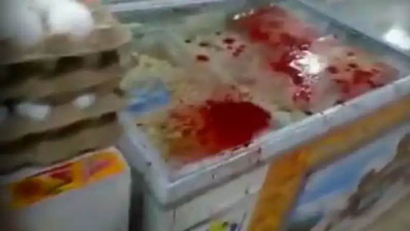 В Экибастузе посетитель торгового центра порезал себя