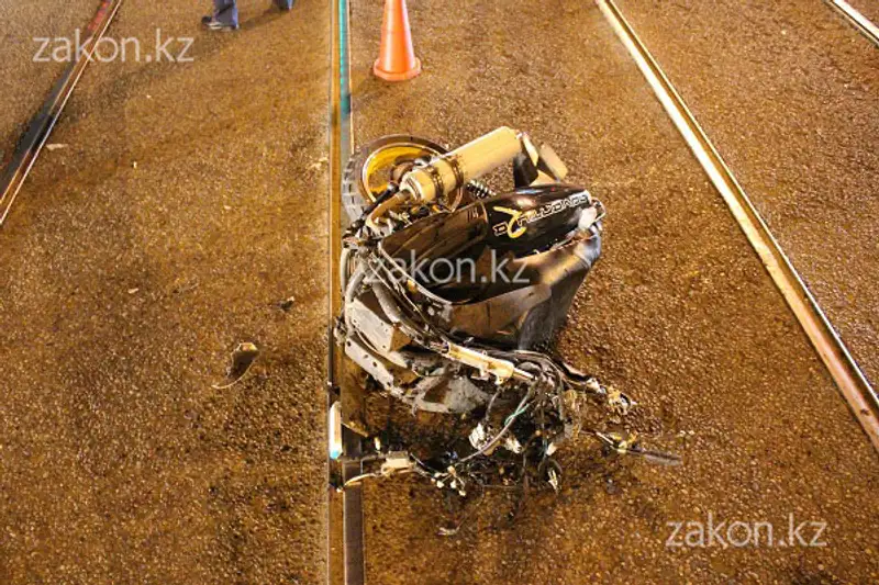 Еще одно жуткое ДТП с участием двухколесного транспорта произошло в Алматы (фото), фото - Новости Zakon.kz от 05.07.2013 16:30