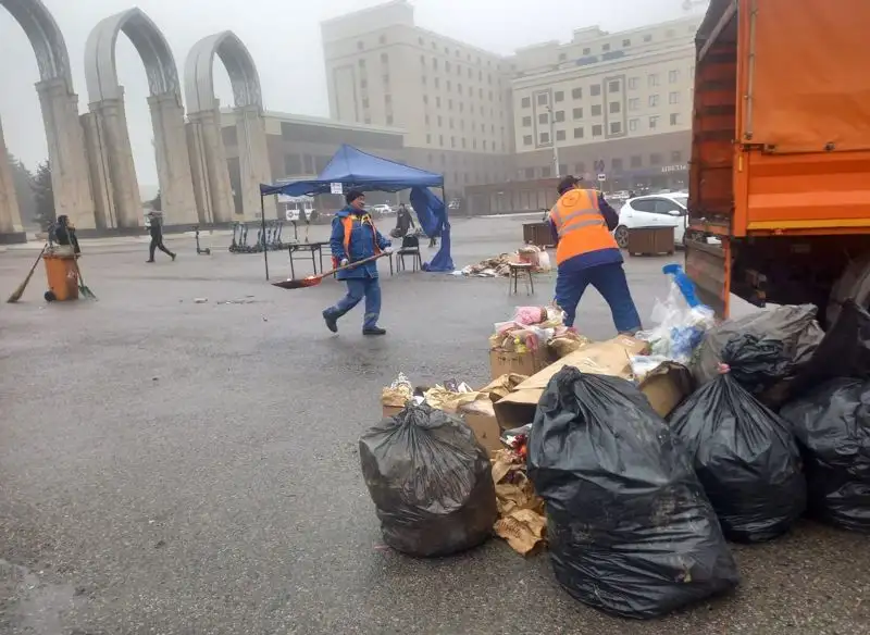коммунальщики Алматы, уборка мусора после 8 марта, фото - Новости Zakon.kz от 09.03.2023 19:58