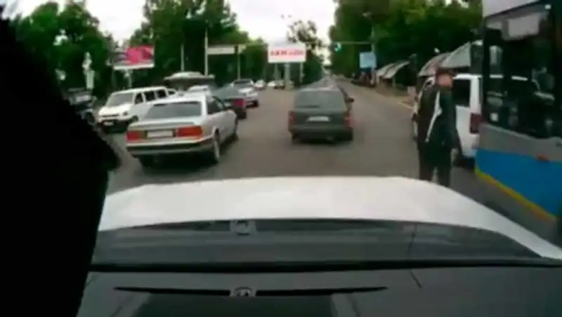 В Алматы на пр.Абая подрались водитель пассажирского автобуса и Мерседеса