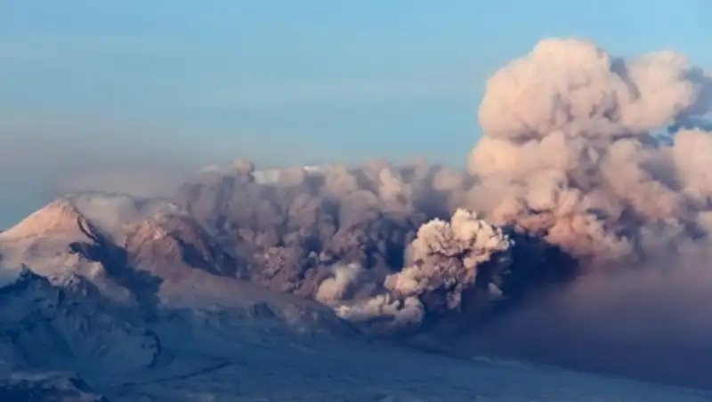 Вулкан Шивелуч на Камчатке выбросил пепел на высоту до 7 км