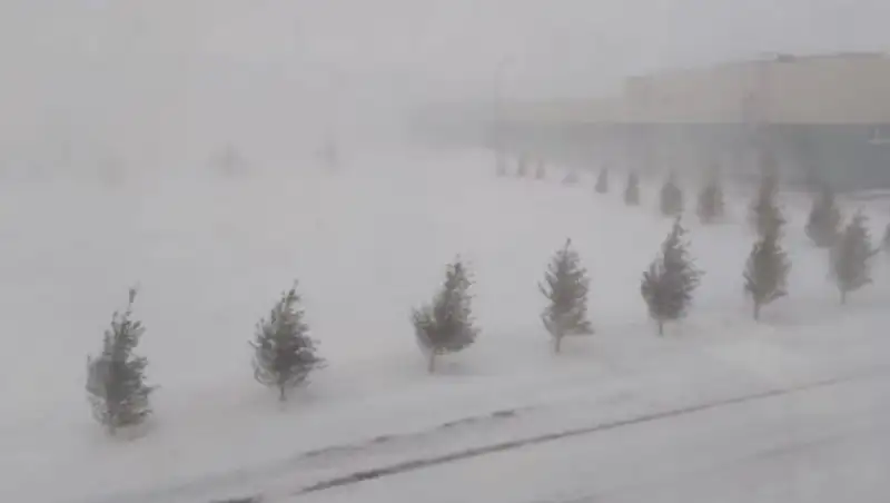 Власти Нур-Султана обратились к жителям в связи с бураном