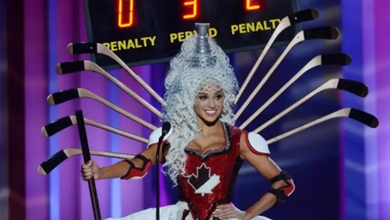 "Мисс Канада" поразила зрителей костюмом из хоккейных клюшек