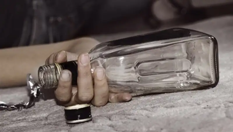 В Костанае полицейские нашли годовалого малыша с открытой бутылкой спиртного в руках