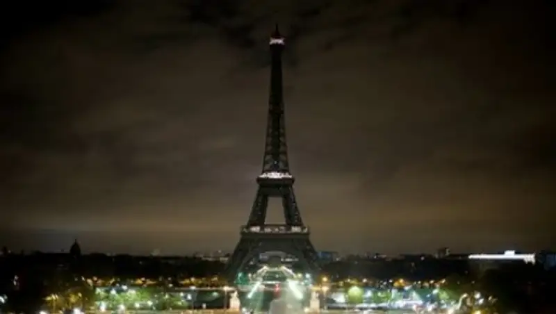 Пытавшийся прорваться на Эйфелеву башню с ножом мужчина заявил о связи с ИГ