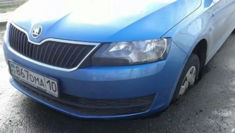 Ловушкой для автомобиля стал новый асфальт в Костанае