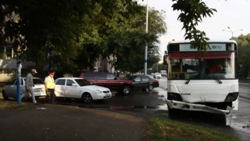 В Усть-Каменогорске столкнулись автобус и два автомобиля