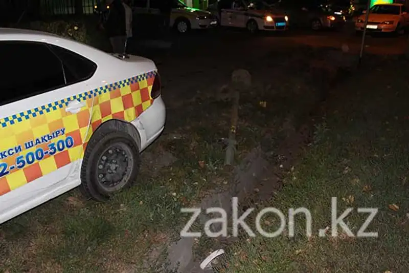 «Бомбилы» портят жизнь официальным таксистам в Алматы (фото) «Бомбилы» портят жизнь официальным таксистам в Алматы (фото), фото - Новости Zakon.kz от 04.10.2013 16:50