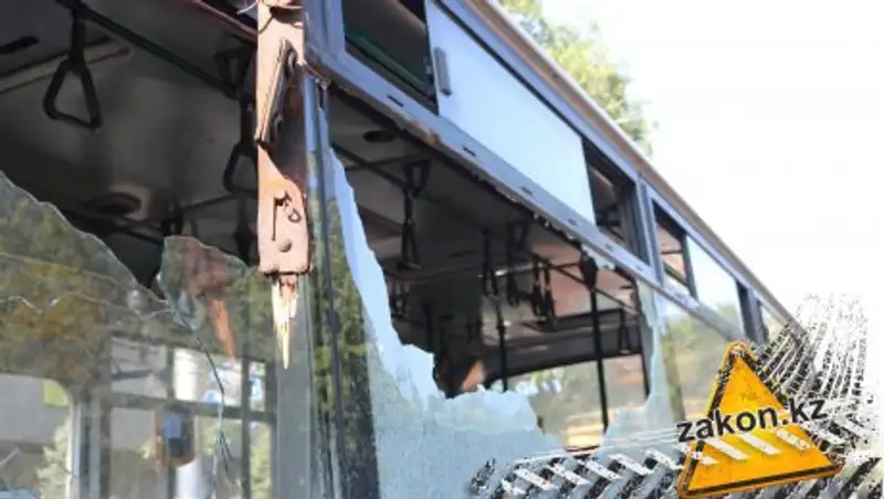 В Алматы троллейбусные провода разбили стекла автобуса и ранили 15 человек