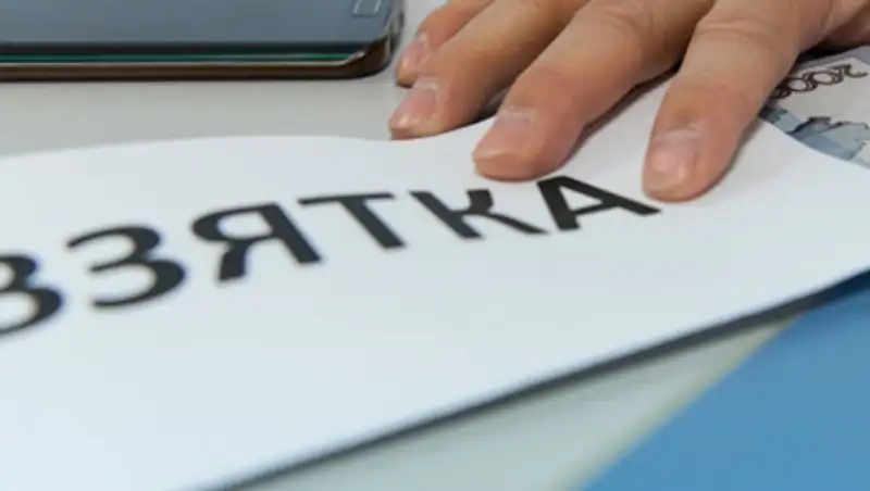 Районного депутата подозревают в получении взятки