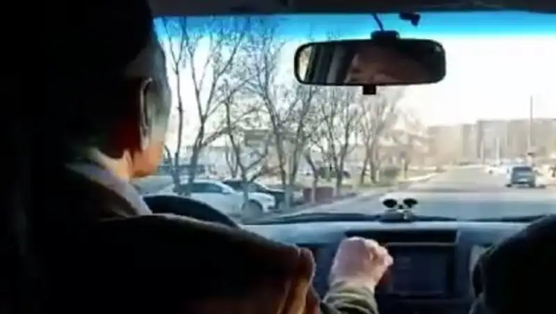 Таксист из Актау спел «Вологду» и восхитил пассажиров