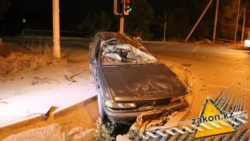 Два автомобиля Mitsubishi не поделили дорогу в Алматы и устроили ДТП
