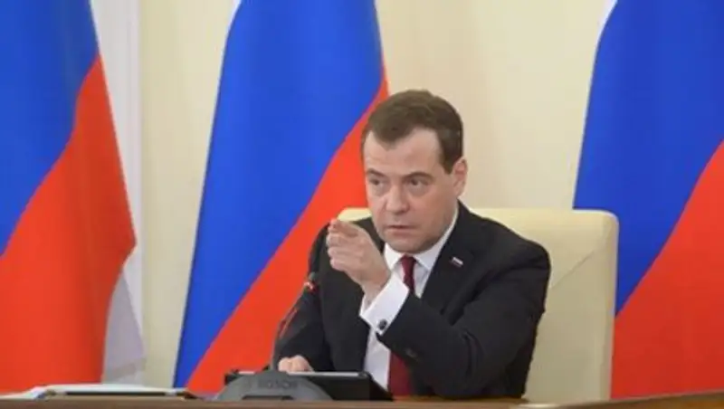 Медведев призвал госслужащих отдыхать в Крыму