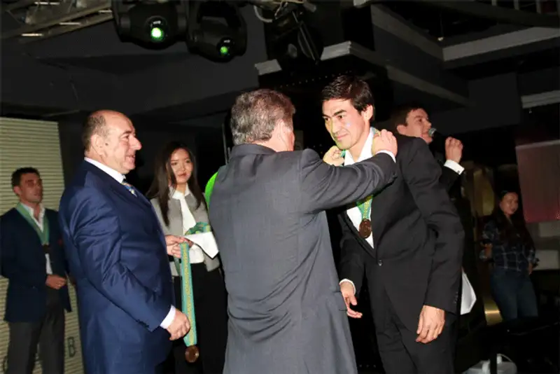 ФК «Кайрат» наградили медалями ФК «Кайрат» наградили медалями, фото - Новости Zakon.kz от 06.11.2013 03:40