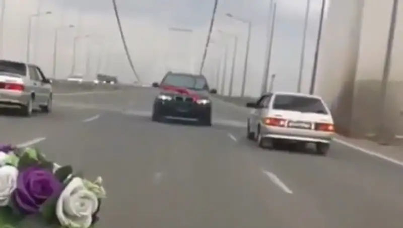 Свадебный кортеж устроил беспредел на мосту в Семее