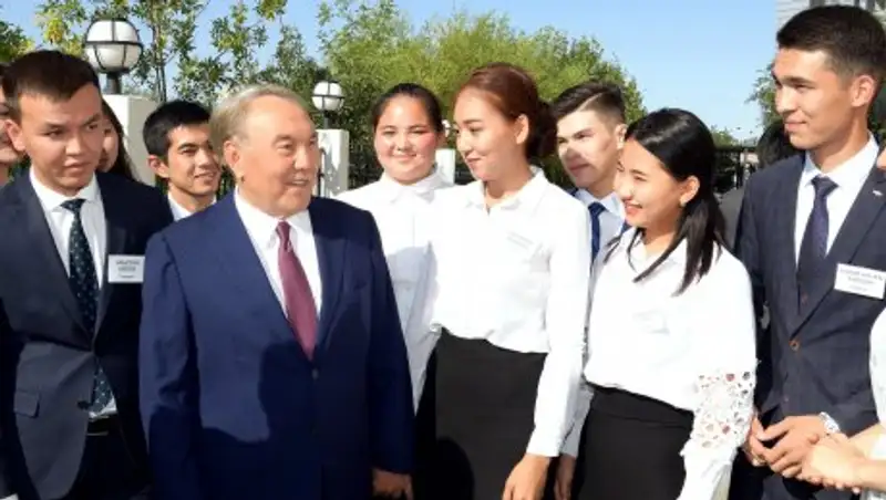 Назарбаев посетил Дом студентов в Атырау