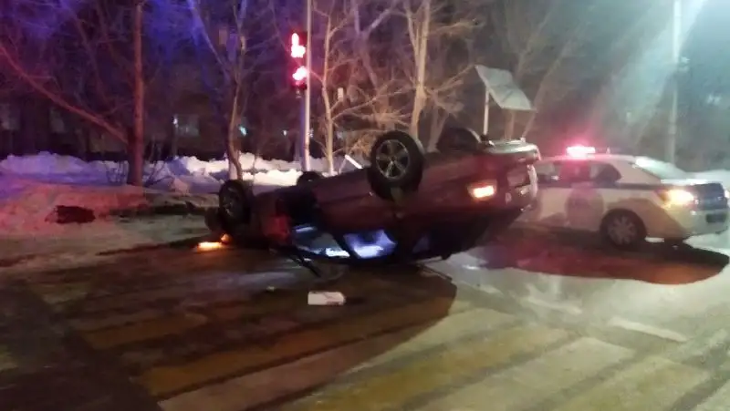 Автомобиль опрокинулся на крышу в результате ДТП в Нур-Султане
