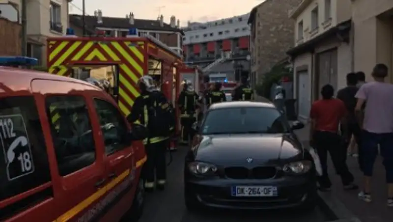 Неизвестный бросил коктейль Молотова в ресторане Парижа