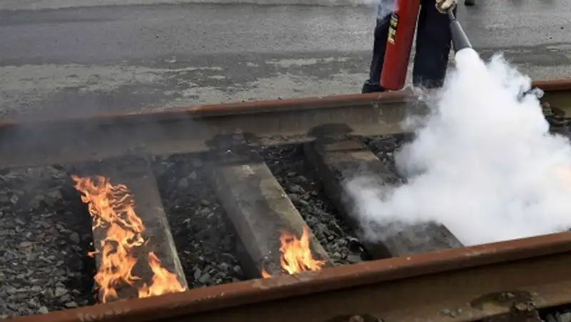 Пассажирский поезд "Уральск-Актобе" задержали из-за пожара на ж/д путях