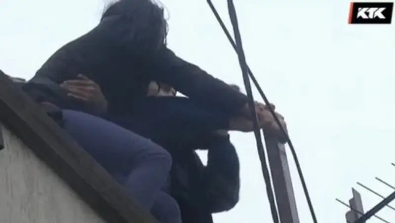 Пьяную клиентку сауны спустили с крыши на веревке после попытки суицида