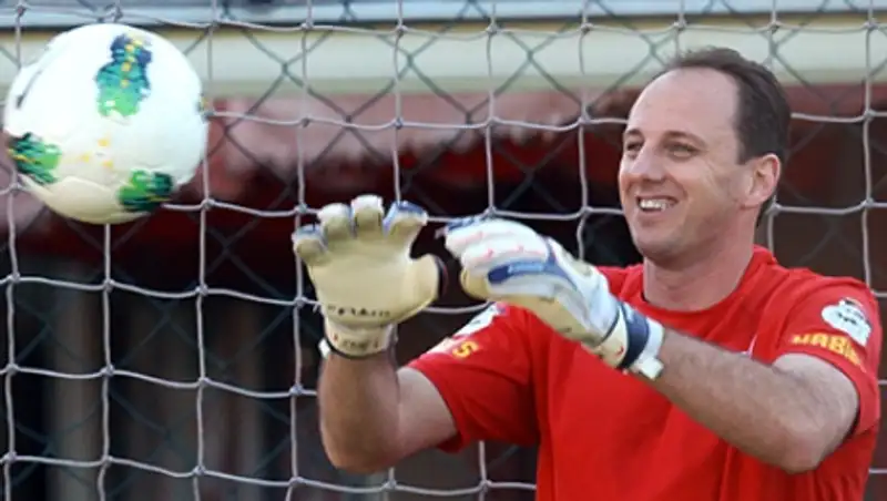 Лучший вратарь-бомбардир в истории футбола завершил карьеру