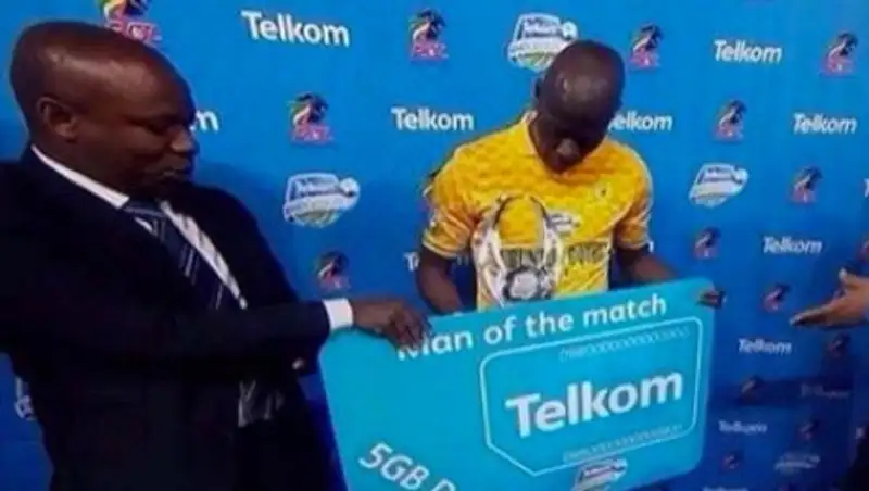 Лучшего футболиста чемпионата ЮАР вознаградили мобильным интернетом, пивом и шлепанцами