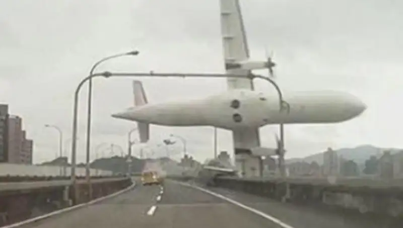 В Тайване в реку упал пассажирский самолет