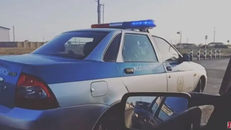 Появилось видео, где сотрудники полиции Мангистау нарушают ПДД